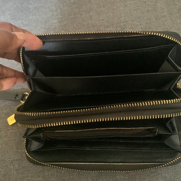 Michael Kors Wallet. Smoke free home, great shape. Loads of space..🌸 - Picture 4 of 5